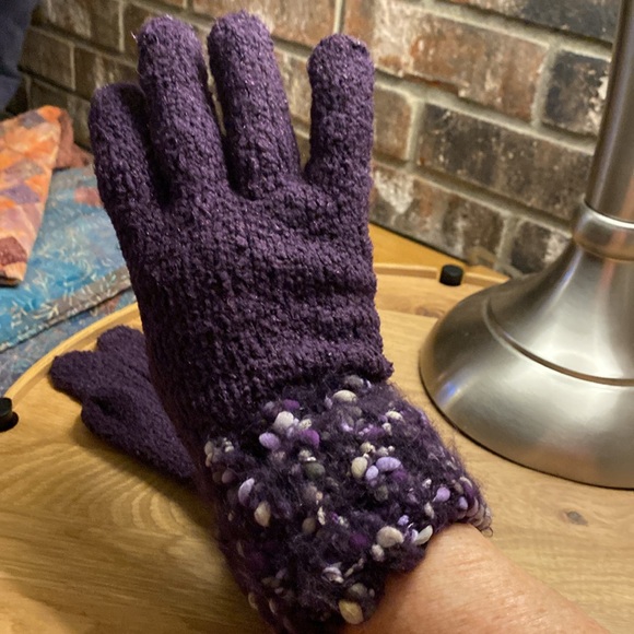 PREVIEW International purple knit gloves. NWT! Soft and stretchy. One size. - Picture 5 of 7